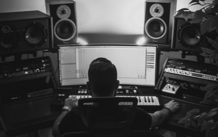 /assets/product-zx7-speaker/desktop/image-gallery-2.jpg